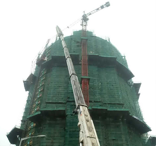 岳阳楼吊车在工地上作业
